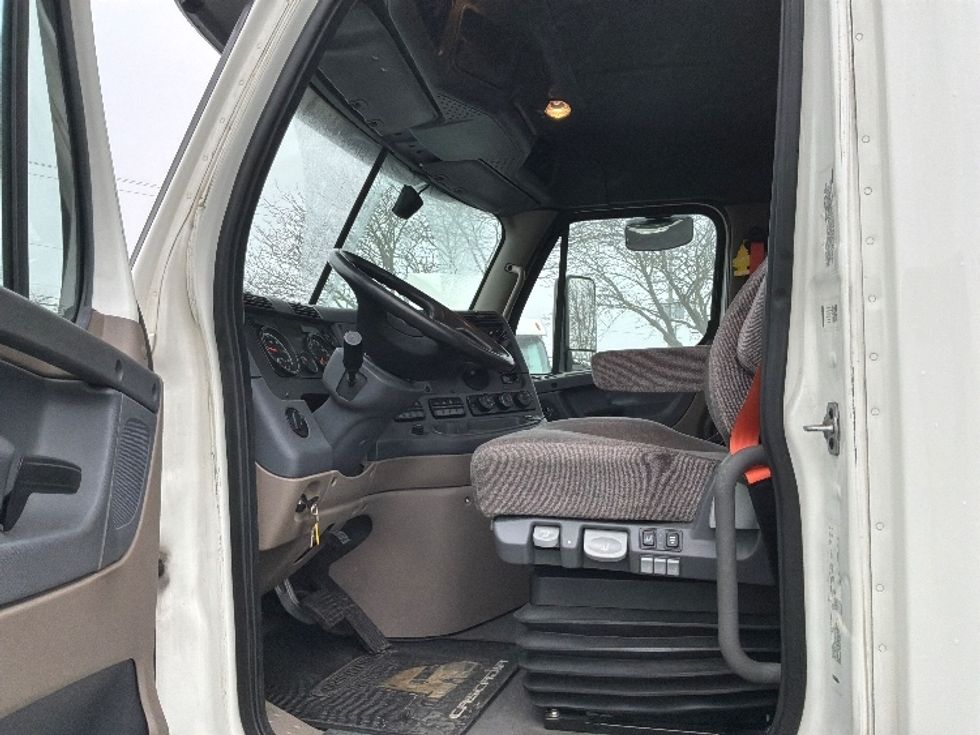 Day Cab Tractor-Heavy Duty Tractors-Freightliner-2020-Cascadia 12564ST-Harrisburg-PA-357,125\n\t\tmiles-$ 44,750 - Image 9