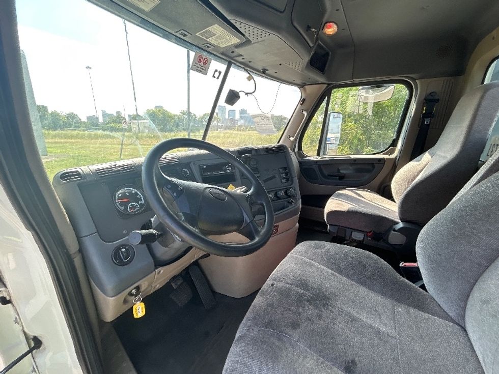 Day Cab Tractor-Heavy Duty Tractors-Freightliner-2020-Cascadia 12564ST-Homewood-AL-396,399\n\t\tmiles-$ 48,500 - Image 10