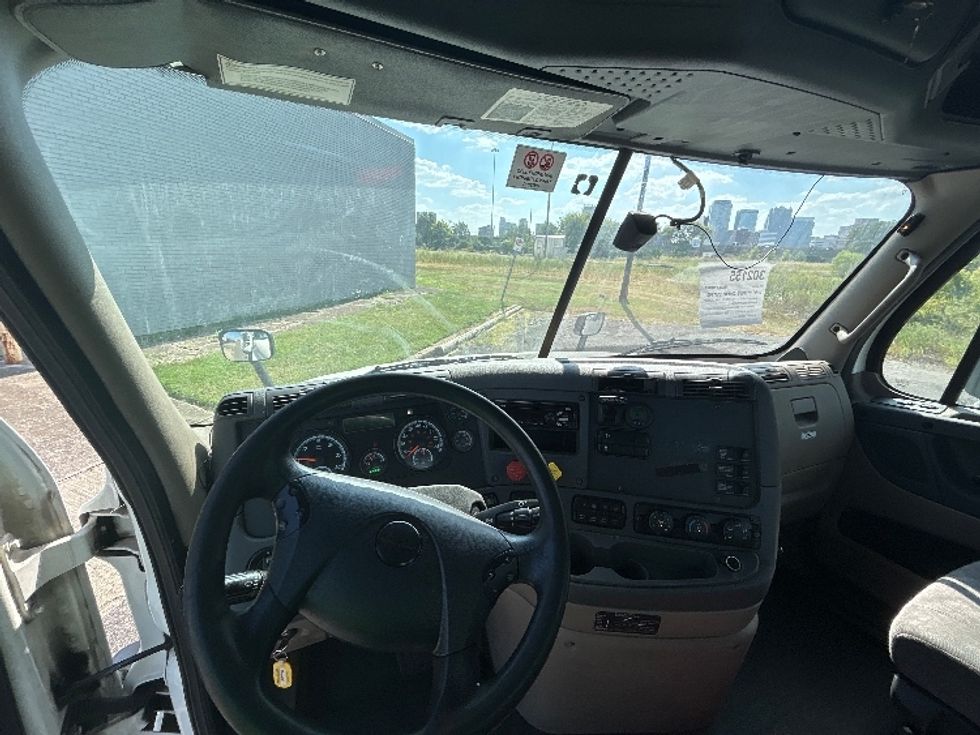 Day Cab Tractor-Heavy Duty Tractors-Freightliner-2020-Cascadia 12564ST-Homewood-AL-396,399\n\t\tmiles-$ 48,500 - Image 11