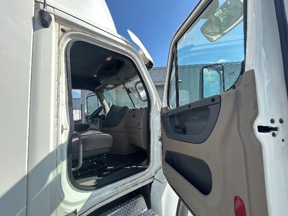 Day Cab Tractor-Heavy Duty Tractors-Freightliner-2020-Cascadia 12564ST-Homewood-AL-396,399\n\t\tmiles-$ 48,500 - Image 12