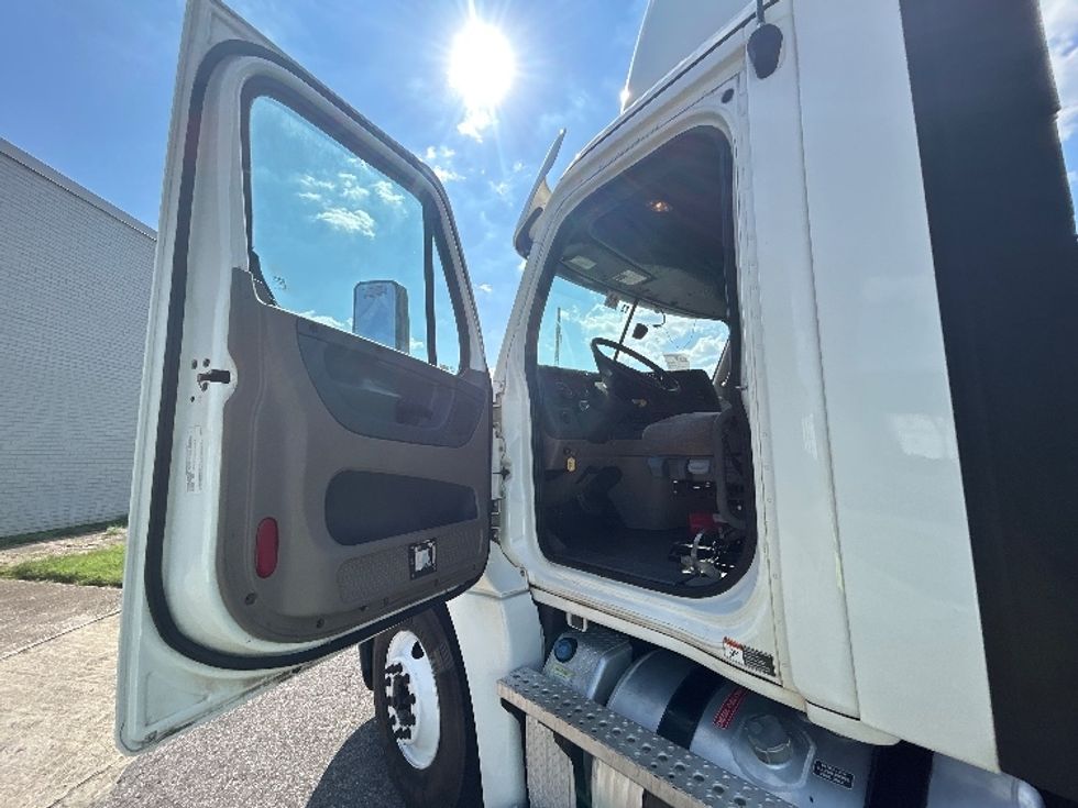 Day Cab Tractor-Heavy Duty Tractors-Freightliner-2020-Cascadia 12564ST-Homewood-AL-396,399\n\t\tmiles-$ 48,500 - Image 9