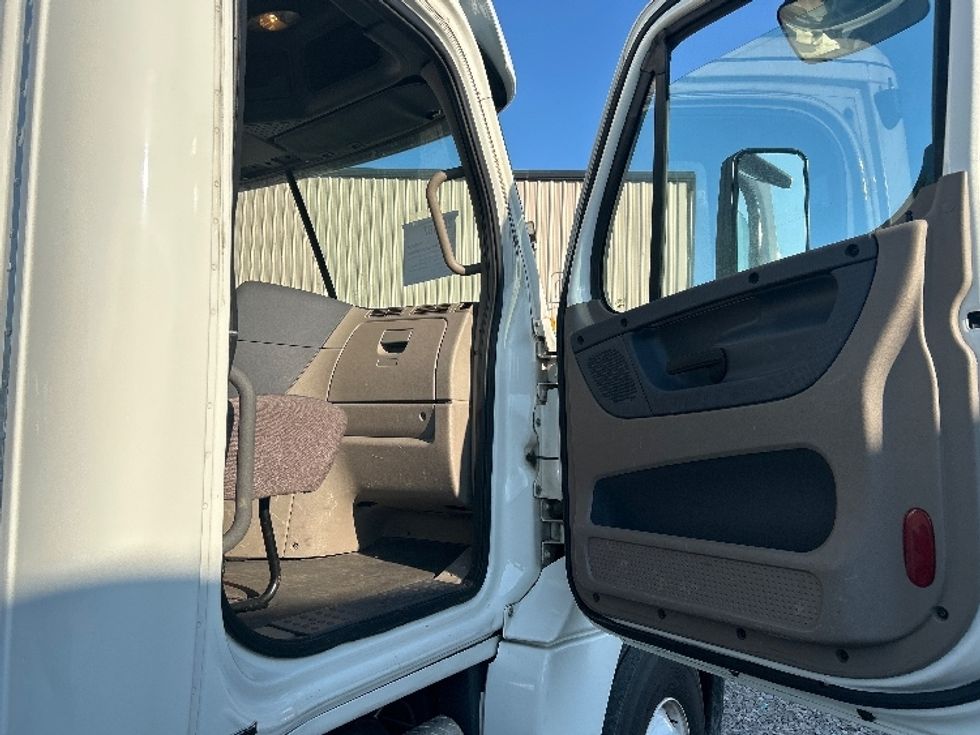 Day Cab Tractor-Heavy Duty Tractors-Freightliner-2020-Cascadia 12564ST-Hueytown-AL-530,375\n\t\tmiles-$ 37,750 - Image 12