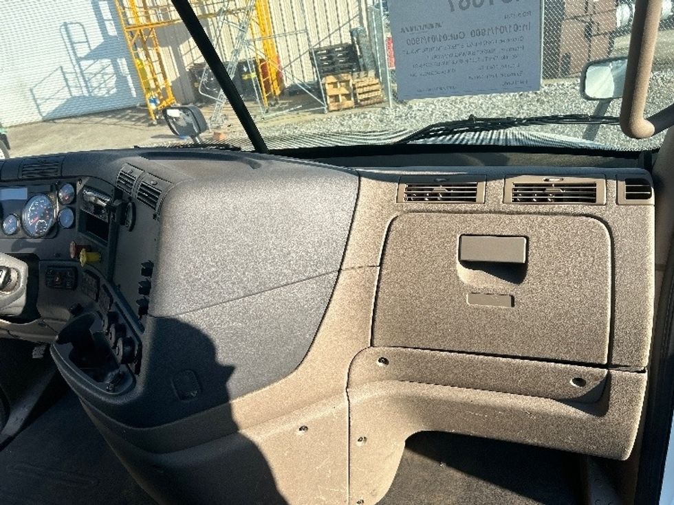 Day Cab Tractor-Heavy Duty Tractors-Freightliner-2020-Cascadia 12564ST-Hueytown-AL-530,375\n\t\tmiles-$ 37,750 - Image 13