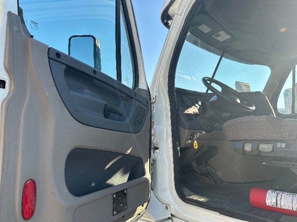 Day Cab Tractor-Heavy Duty Tractors-Freightliner-2020-Cascadia 12564ST-Hueytown-AL-530,375\n\t\tmiles-$ 37,750 - Image 9