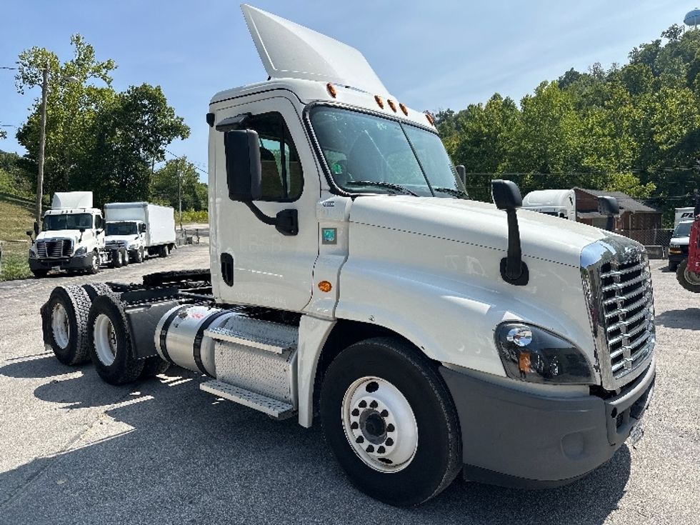 Day Cab Tractor-Heavy Duty Tractors-Freightliner-2020-Cascadia 12564ST-Huntington-WV-611,943\n\t\tmiles-$ 31,000 - Image 1