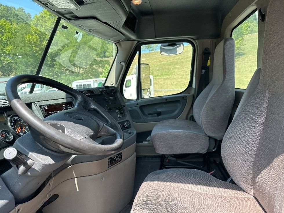 Day Cab Tractor-Heavy Duty Tractors-Freightliner-2020-Cascadia 12564ST-Huntington-WV-611,943\n\t\tmiles-$ 31,000 - Image 10