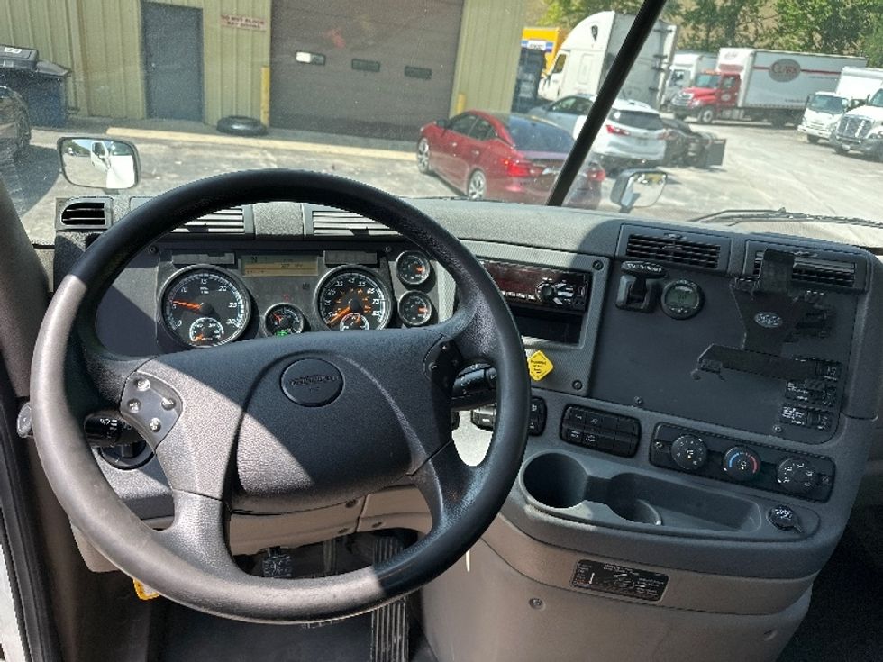 Day Cab Tractor-Heavy Duty Tractors-Freightliner-2020-Cascadia 12564ST-Huntington-WV-611,943\n\t\tmiles-$ 31,000 - Image 11