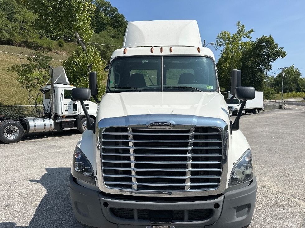 Day Cab Tractor-Heavy Duty Tractors-Freightliner-2020-Cascadia 12564ST-Huntington-WV-611,943\n\t\tmiles-$ 31,000 - Image 2