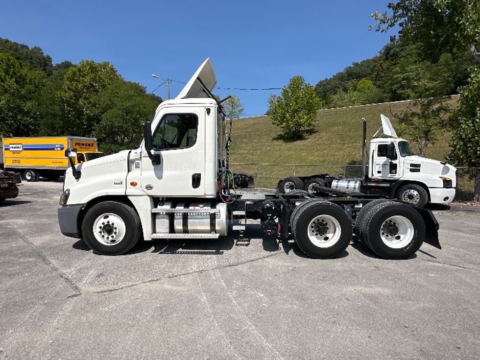 Day Cab Tractor-Heavy Duty Tractors-Freightliner-2020-Cascadia 12564ST-Huntington-WV-611,943\n\t\tmiles-$ 31,000 - Image 4