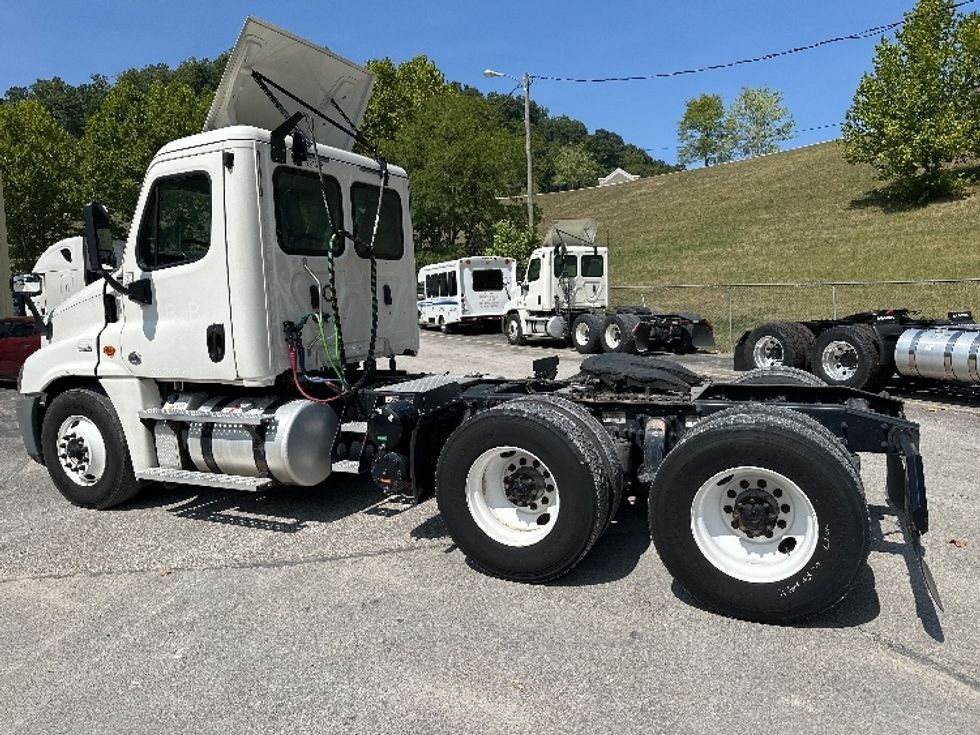 Day Cab Tractor-Heavy Duty Tractors-Freightliner-2020-Cascadia 12564ST-Huntington-WV-611,943\n\t\tmiles-$ 31,000 - Image 5
