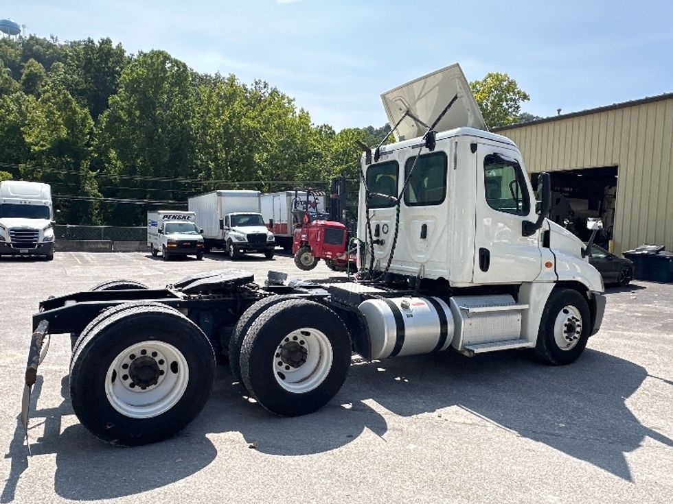 Day Cab Tractor-Heavy Duty Tractors-Freightliner-2020-Cascadia 12564ST-Huntington-WV-611,943\n\t\tmiles-$ 31,000 - Image 7
