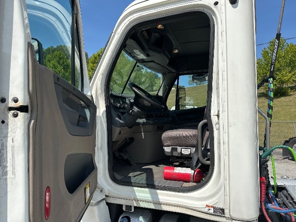 Day Cab Tractor-Heavy Duty Tractors-Freightliner-2020-Cascadia 12564ST-Huntington-WV-611,943\n\t\tmiles-$ 31,000 - Image 9