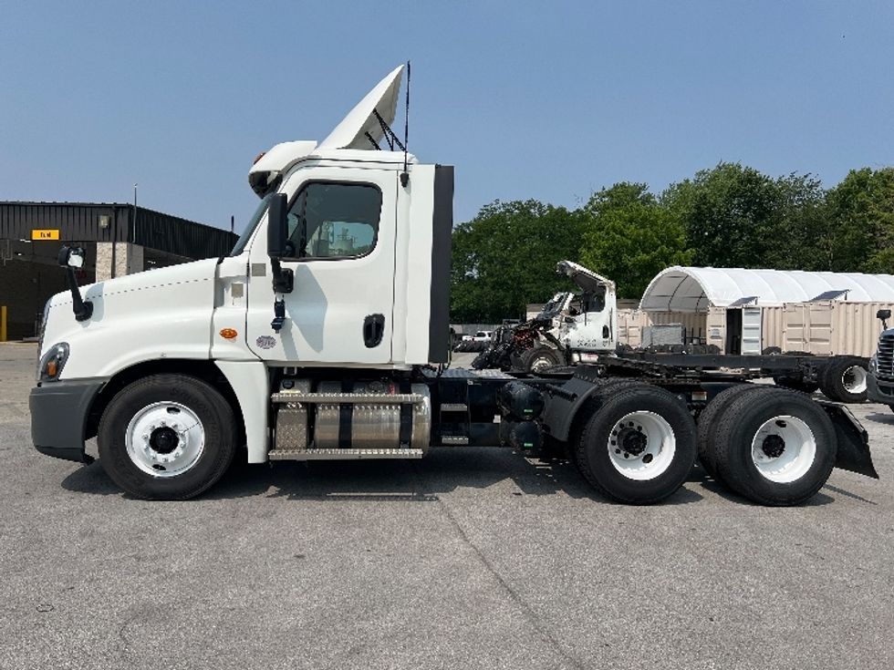 Day Cab Tractor-Heavy Duty Tractors-Freightliner-2020-Cascadia 12564ST-Indianapolis-IN-300,264\n\t\tmiles-$ 48,250 - Image 4