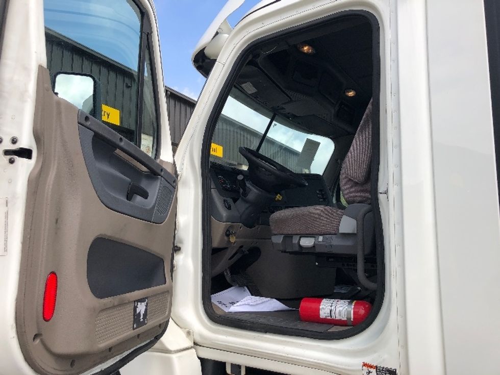 Day Cab Tractor-Heavy Duty Tractors-Freightliner-2020-Cascadia 12564ST-Indianapolis-IN-300,264\n\t\tmiles-$ 53,000 - Image 9