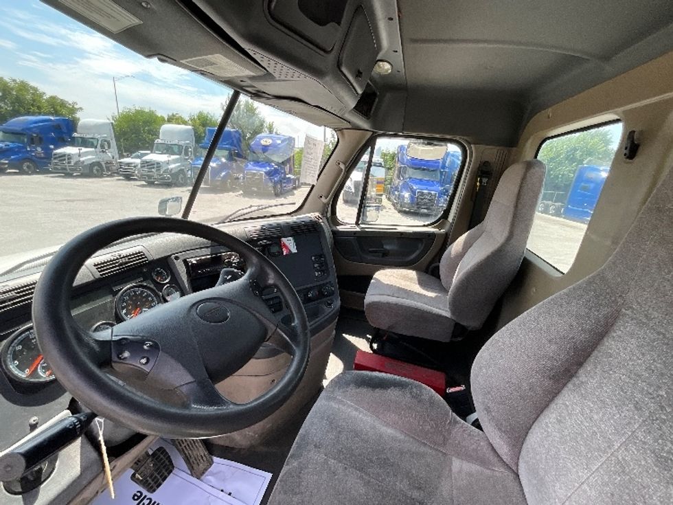 2020 Freightliner Cascadia 125" Sleeper Cab photo 10