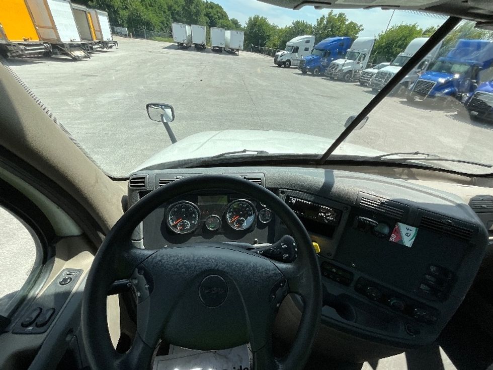 2020 Freightliner Cascadia 125" Sleeper Cab photo 11