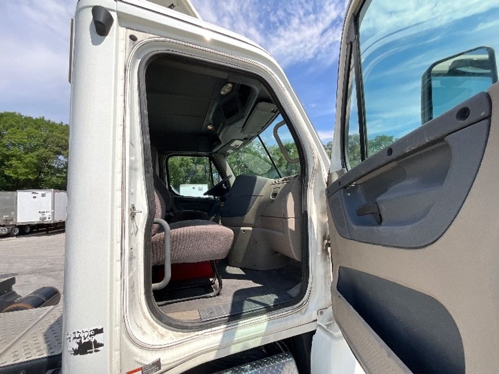 2020 Freightliner Cascadia 125" Sleeper Cab photo 12