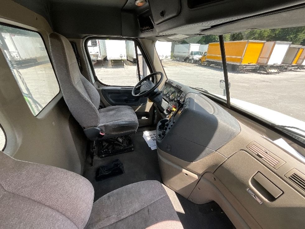 2020 Freightliner Cascadia 125" Sleeper Cab photo 14