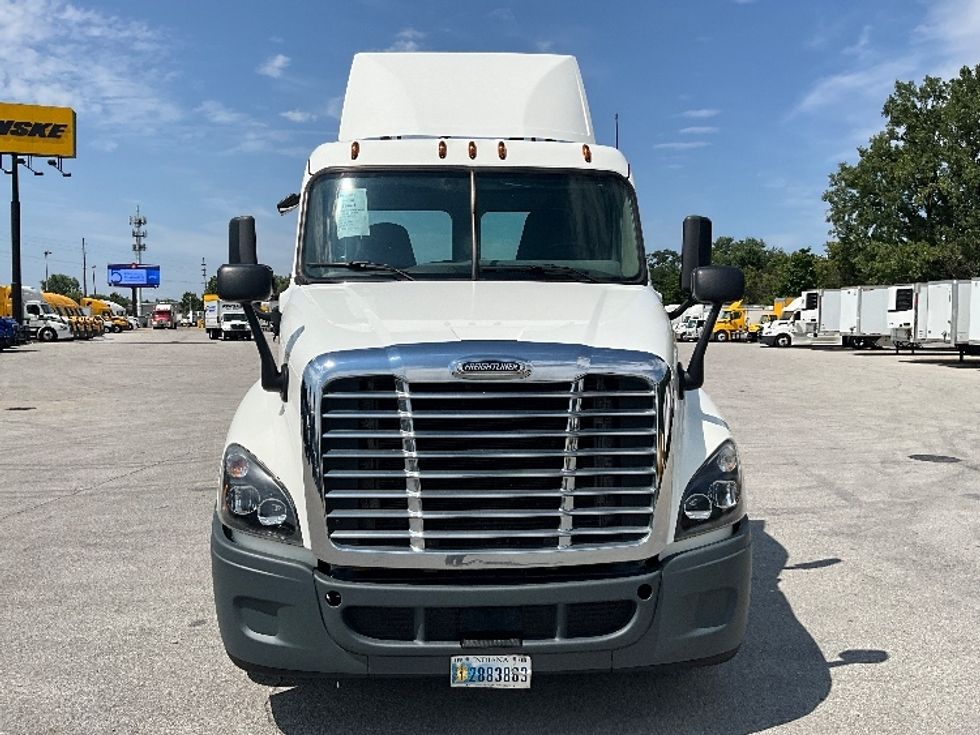 2020 Freightliner Cascadia 125" Sleeper Cab photo 2