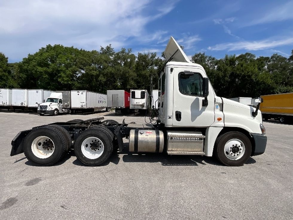 2020 Freightliner Cascadia 125" Sleeper Cab photo 8