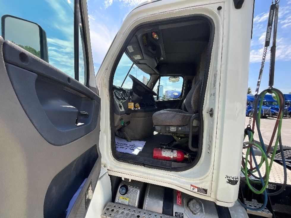 2020 Freightliner Cascadia 125" Sleeper Cab photo 9