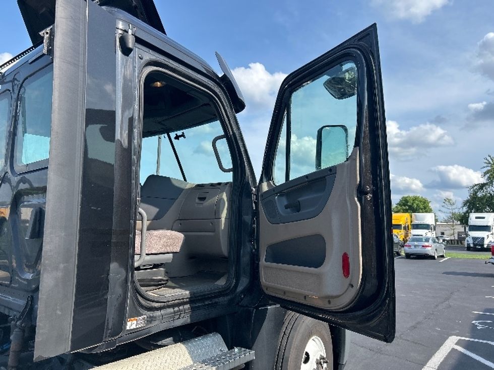 Day Cab Tractor-Heavy Duty Tractors-Freightliner-2020-Cascadia 12564ST-Indianapolis-IN-350,559\n\t\tmiles-$ 49,250 - Image 12