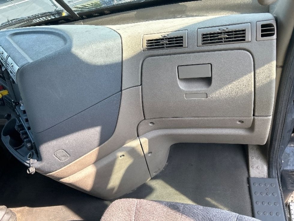 Day Cab Tractor-Heavy Duty Tractors-Freightliner-2020-Cascadia 12564ST-Indianapolis-IN-350,559\n\t\tmiles-$ 49,250 - Image 13