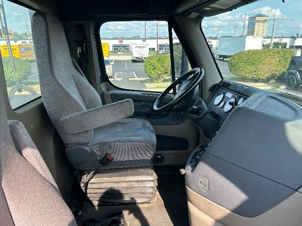 Day Cab Tractor-Heavy Duty Tractors-Freightliner-2020-Cascadia 12564ST-Indianapolis-IN-351,635\n\t\tmiles-$ 44,250 - Image 14