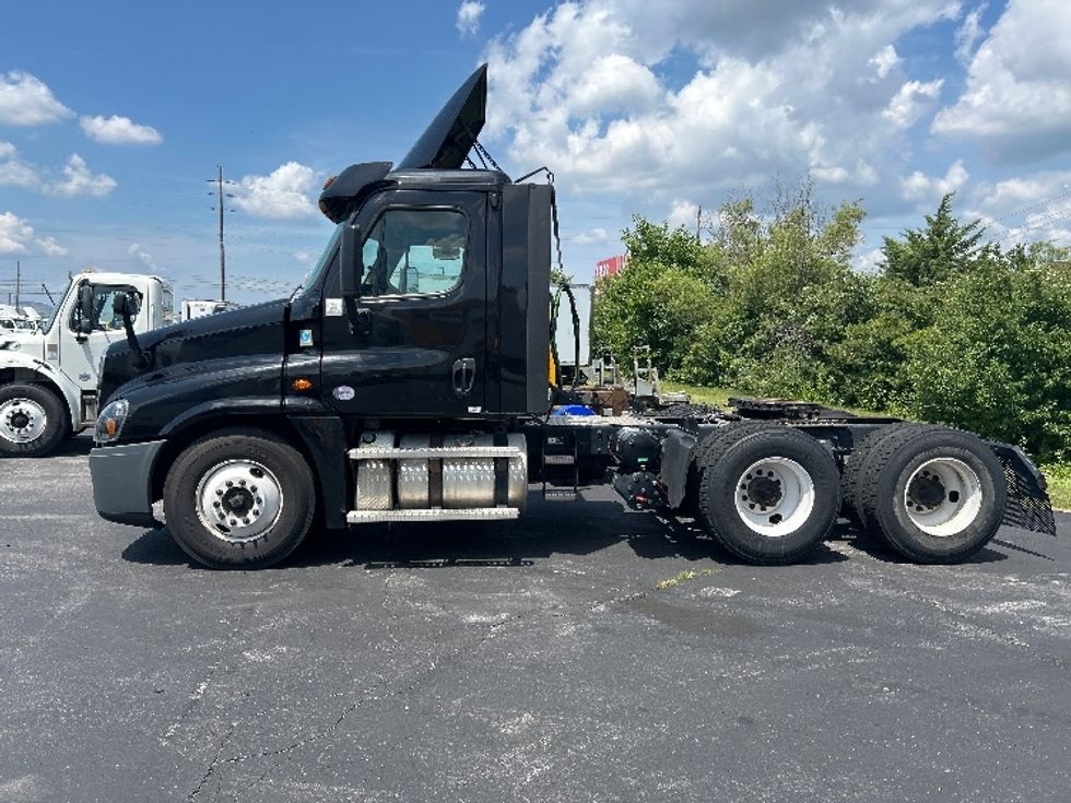 Day Cab Tractor-Heavy Duty Tractors-Freightliner-2020-Cascadia 12564ST-Indianapolis-IN-351,635\n\t\tmiles-$ 44,250 - Image 4