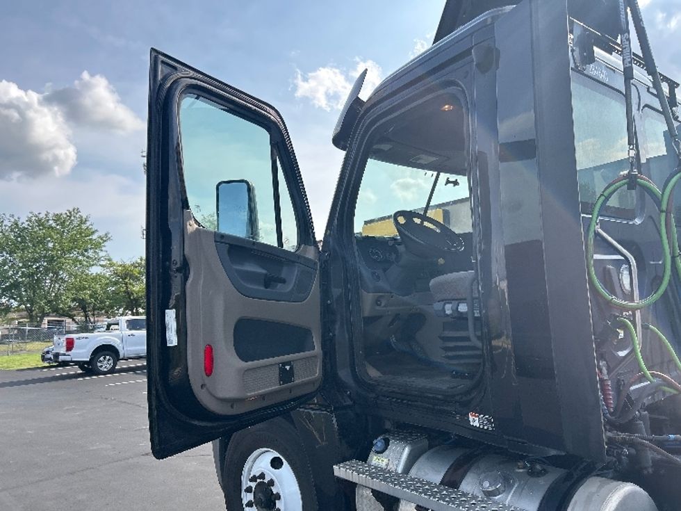 Day Cab Tractor-Heavy Duty Tractors-Freightliner-2020-Cascadia 12564ST-Indianapolis-IN-351,635\n\t\tmiles-$ 44,250 - Image 9