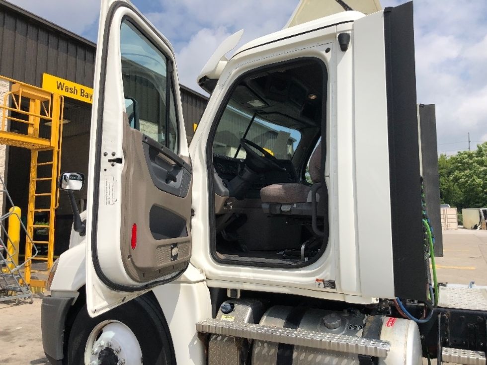 Day Cab Tractor-Heavy Duty Tractors-Freightliner-2020-Cascadia 12564ST-Indianapolis-IN-372,000\n\t\tmiles-$ 49,250 - Image 9