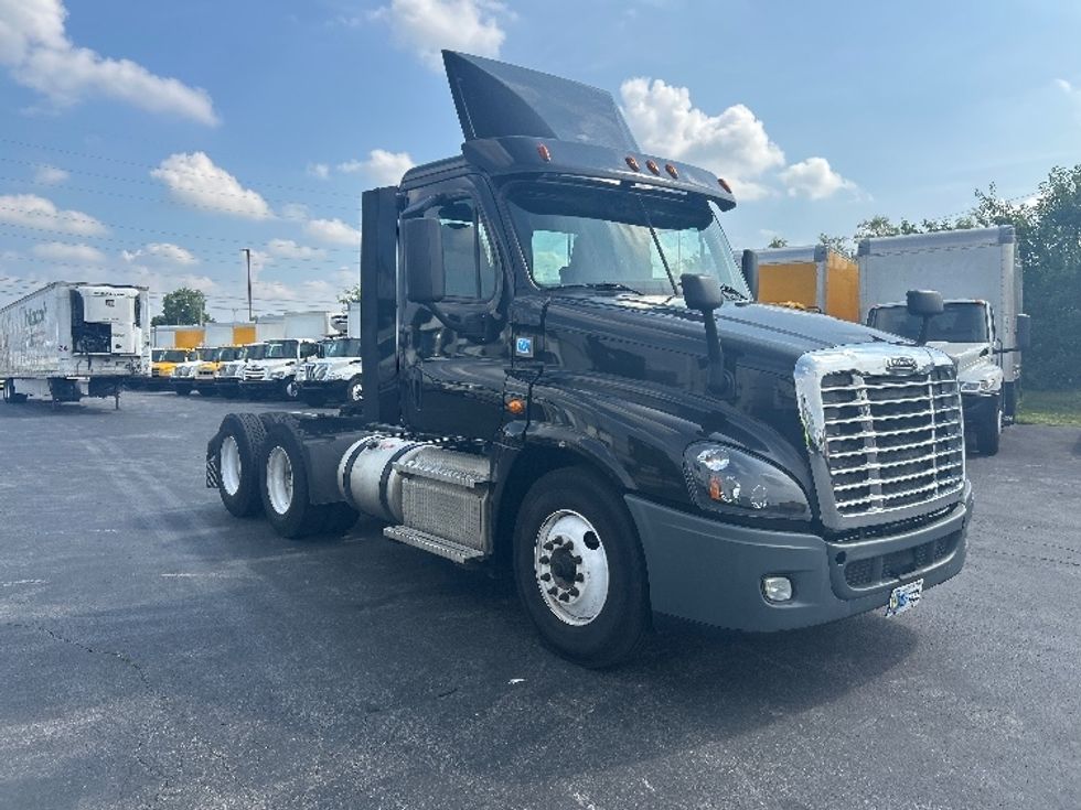 Day Cab Tractor-Heavy Duty Tractors-Freightliner-2020-Cascadia 12564ST-Indianapolis-IN-409,610\n\t\tmiles-$ 46,000 - Image 1