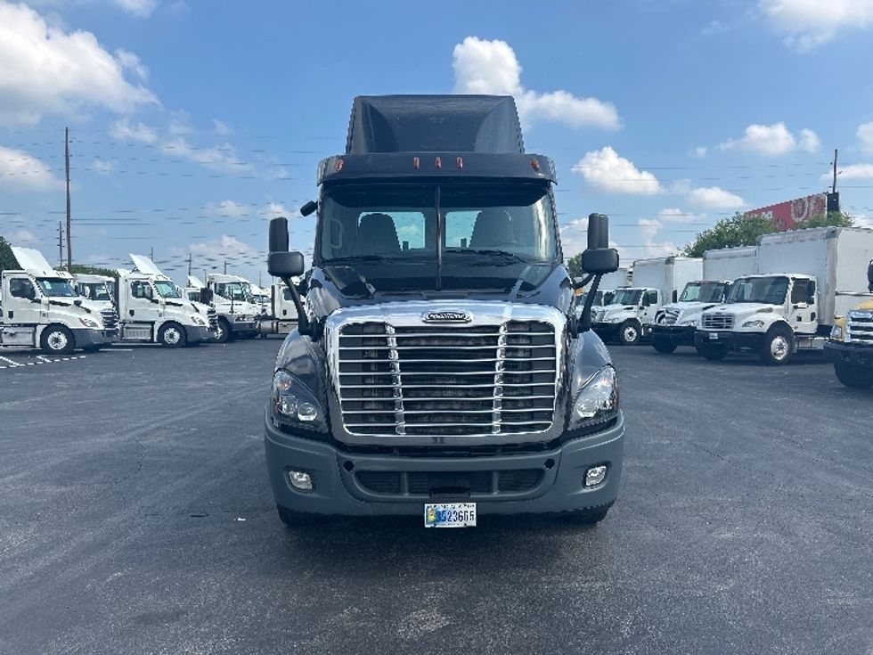 Day Cab Tractor-Heavy Duty Tractors-Freightliner-2020-Cascadia 12564ST-Indianapolis-IN-409,610\n\t\tmiles-$ 46,000 - Image 2