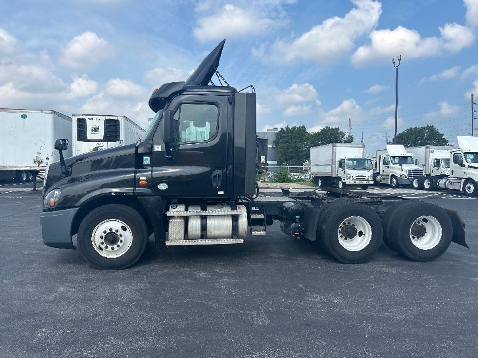 Day Cab Tractor-Heavy Duty Tractors-Freightliner-2020-Cascadia 12564ST-Indianapolis-IN-409,610\n\t\tmiles-$ 46,000 - Image 4