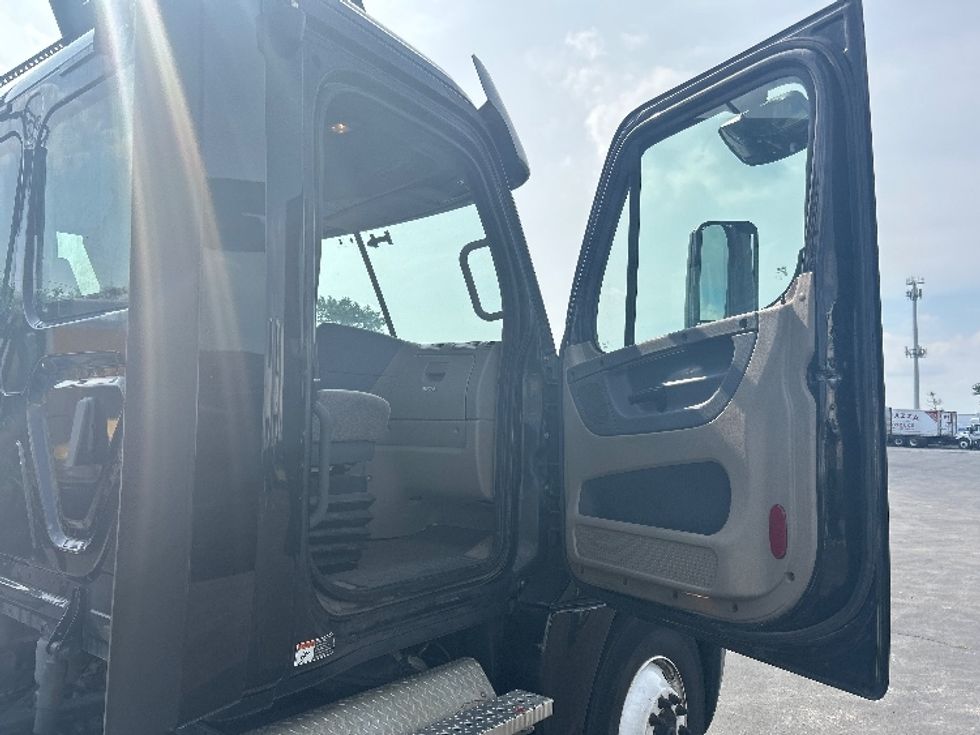 Day Cab Tractor-Heavy Duty Tractors-Freightliner-2020-Cascadia 12564ST-Indianapolis-IN-411,406\n\t\tmiles-$ 41,250 - Image 12