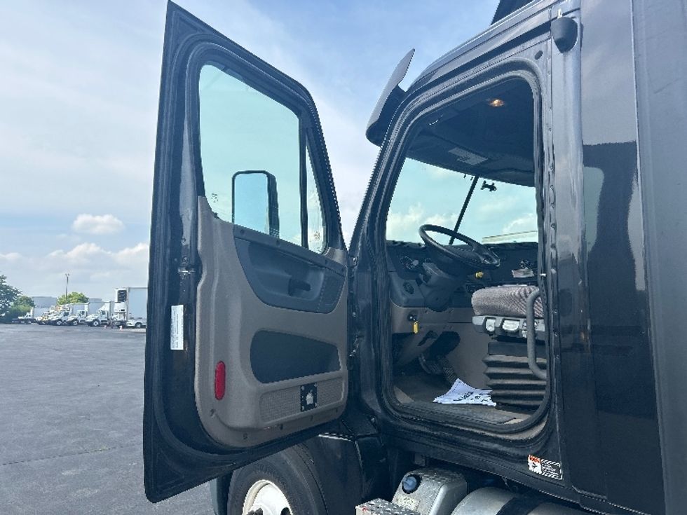 Day Cab Tractor-Heavy Duty Tractors-Freightliner-2020-Cascadia 12564ST-Indianapolis-IN-411,406\n\t\tmiles-$ 41,250 - Image 9