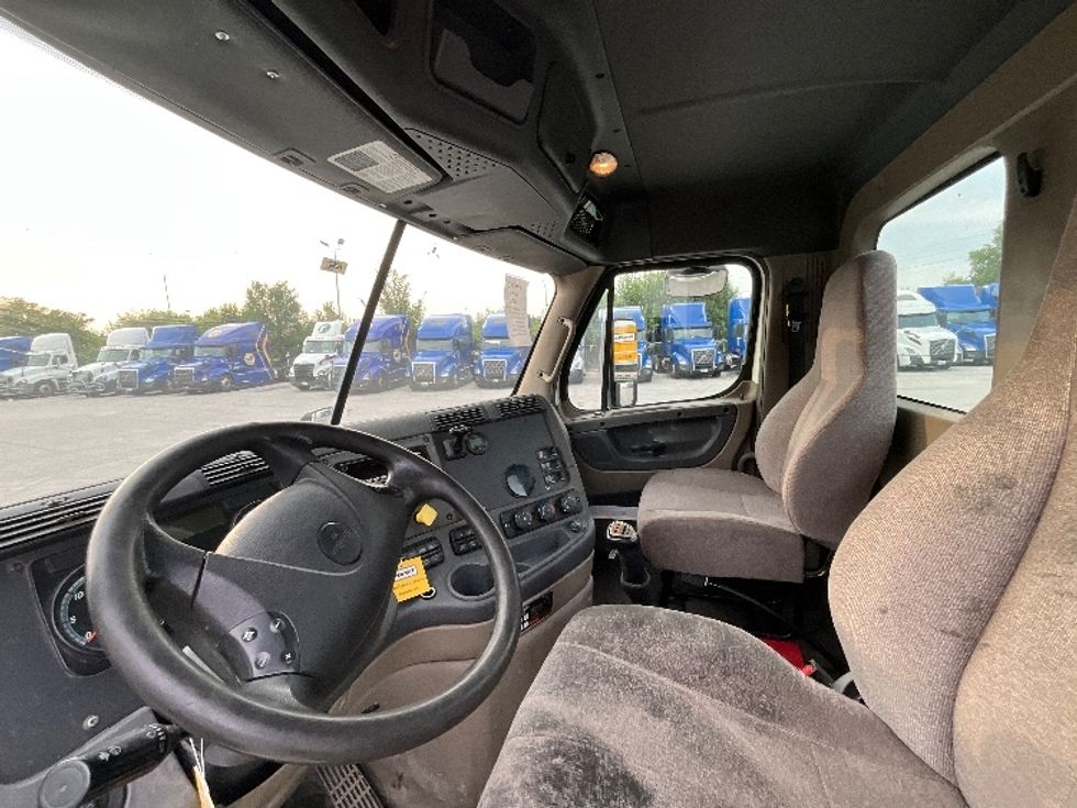 Day Cab Tractor-Heavy Duty Tractors-Freightliner-2020-Cascadia 12564ST-Indianapolis-IN-428,011\n\t\tmiles-$ 40,500 - Image 10