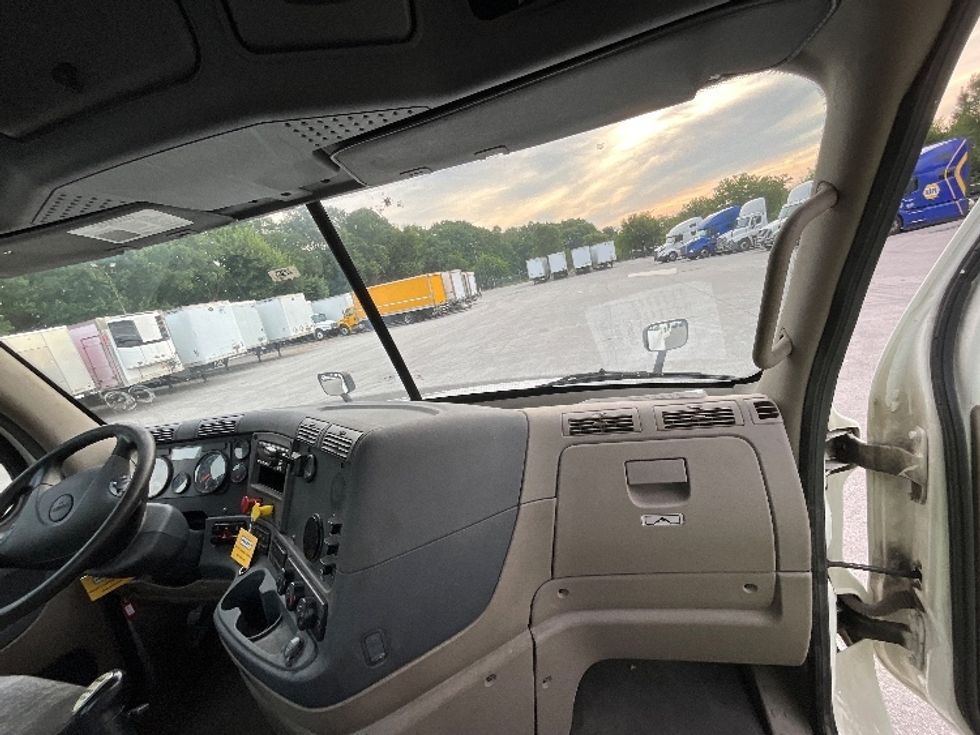 Day Cab Tractor-Heavy Duty Tractors-Freightliner-2020-Cascadia 12564ST-Indianapolis-IN-428,011\n\t\tmiles-$ 40,500 - Image 13