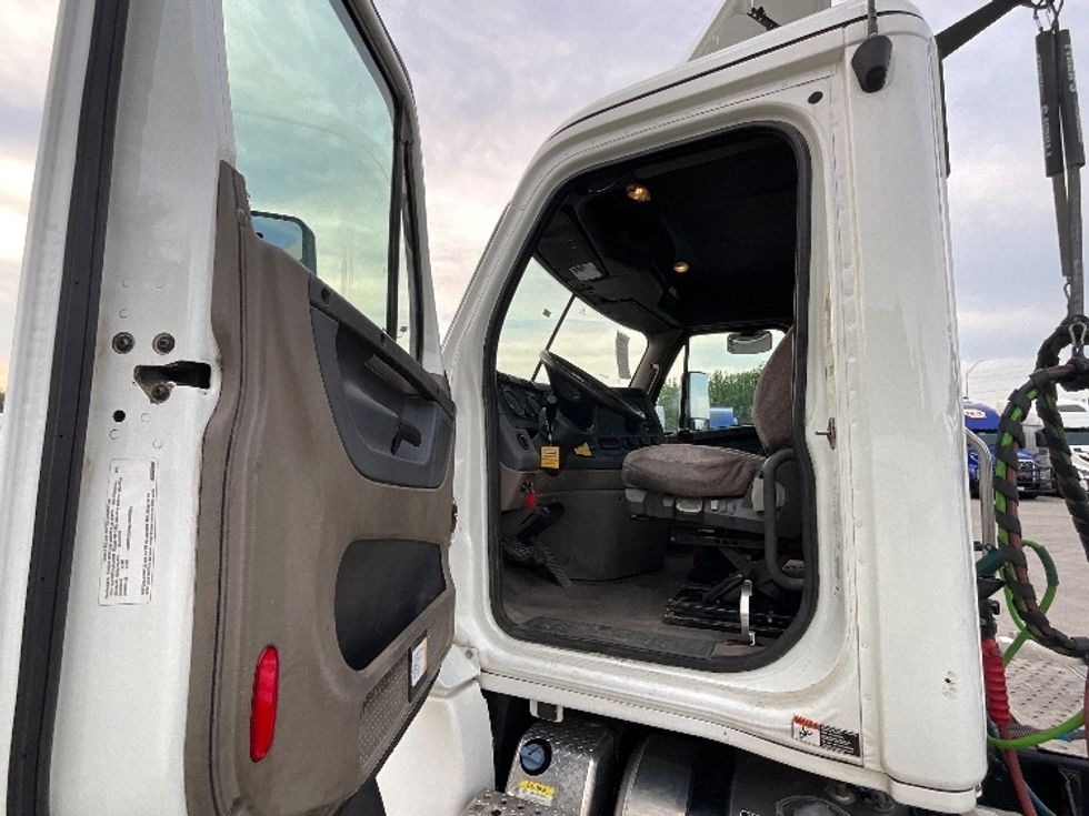 Day Cab Tractor-Heavy Duty Tractors-Freightliner-2020-Cascadia 12564ST-Indianapolis-IN-428,011\n\t\tmiles-$ 40,500 - Image 9