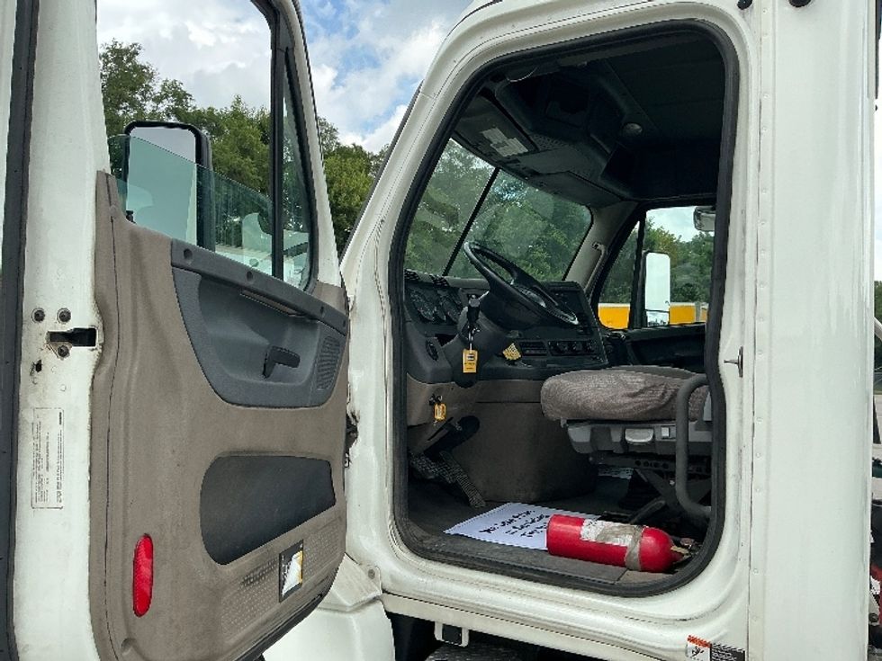 Day Cab Tractor-Heavy Duty Tractors-Freightliner-2020-Cascadia 12564ST-Indianapolis-IN-473,491\n\t\tmiles-$ 36,750 - Image 9