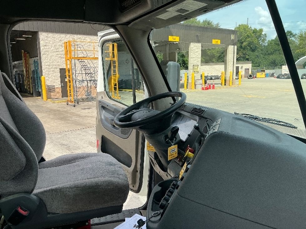 Day Cab Tractor-Heavy Duty Tractors-Freightliner-2020-Cascadia 12564ST-Indianapolis-IN-477,188\n\t\tmiles-$ 43,500 - Image 14