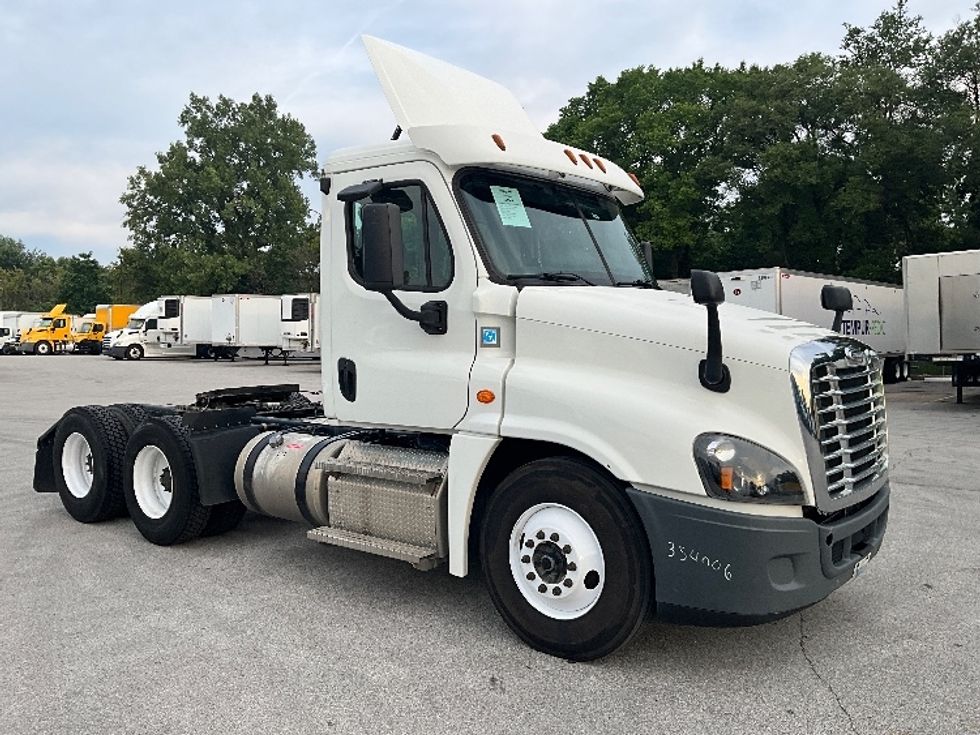 2023 Freightliner Cascadia 126" Day cab photo 18