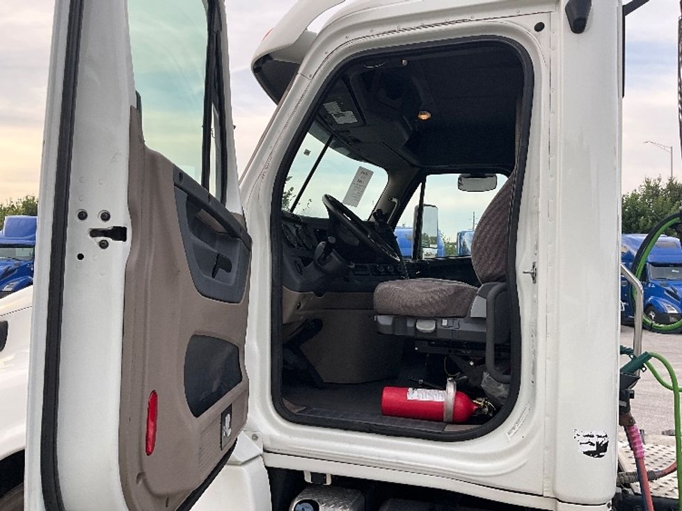 Day Cab Tractor-Heavy Duty Tractors-Freightliner-2020-Cascadia 12564ST-Indianapolis-IN-491,503\n\t\tmiles-$ 35,250 - Image 9