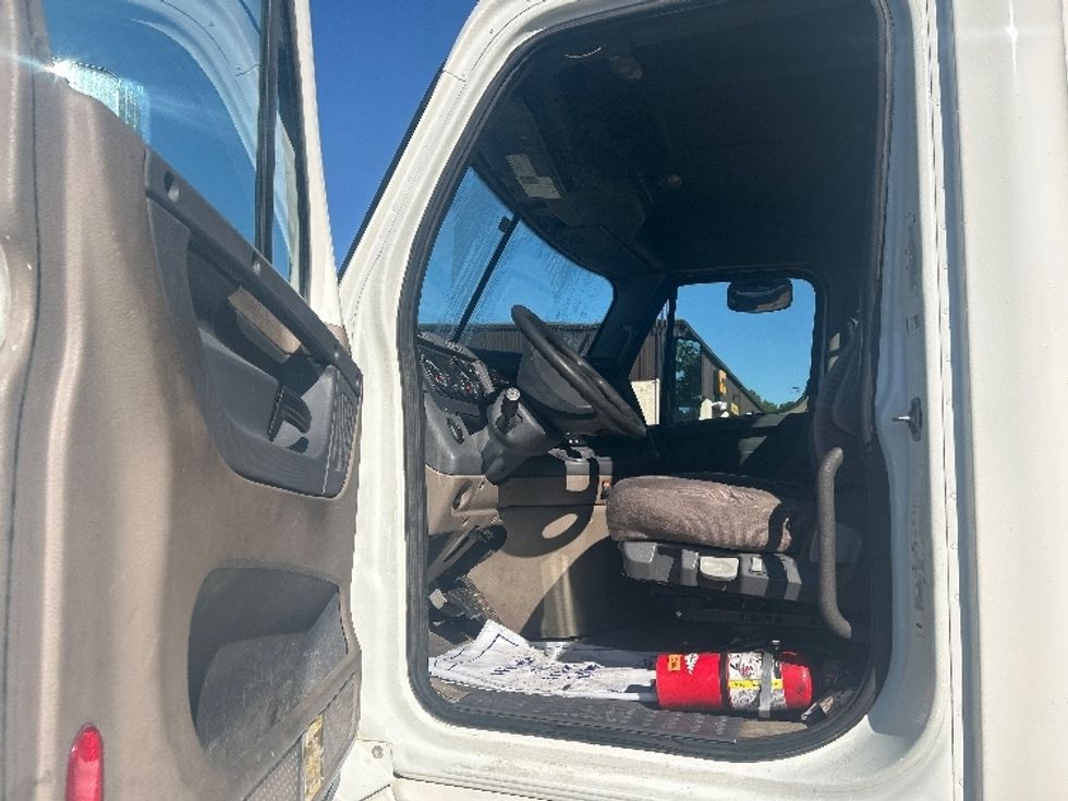 Day Cab Tractor-Heavy Duty Tractors-Freightliner-2020-Cascadia 12564ST-Jackson-MS-225,804\n\t\tmiles-$ 56,250 - Image 9