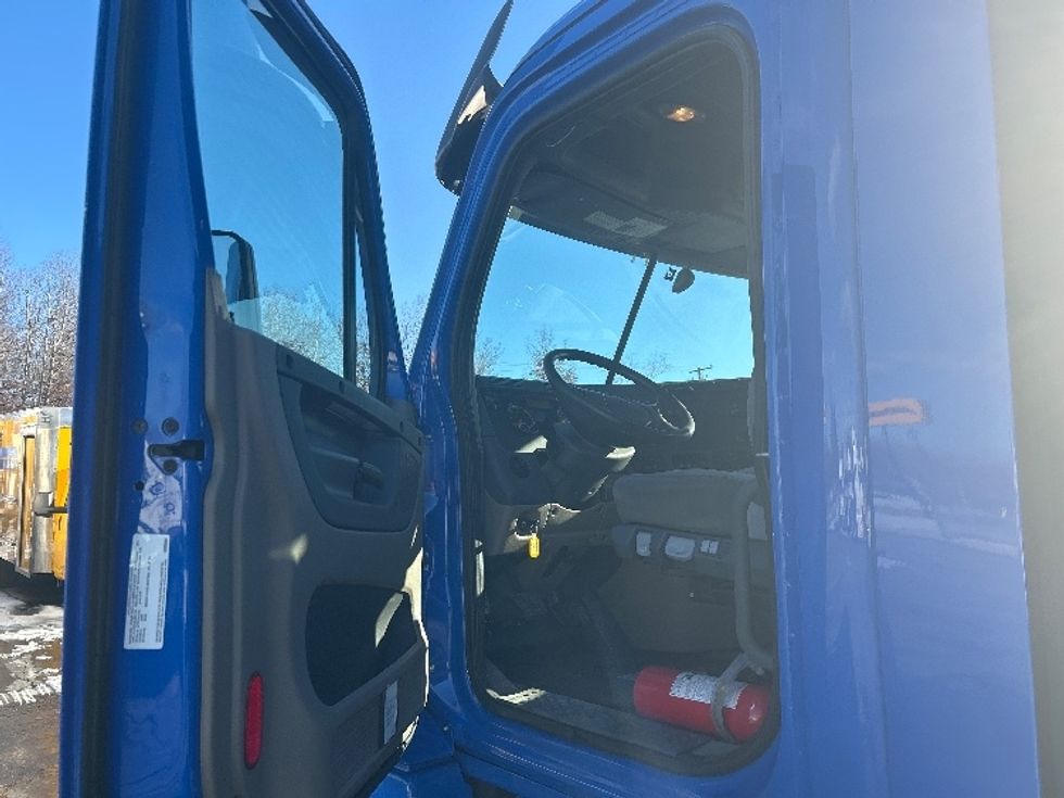 Day Cab Tractor-Heavy Duty Tractors-Freightliner-2020-Cascadia 12564ST-Jessup-PA-416,045\n\t\tmiles-$ 52,500 - Image 9