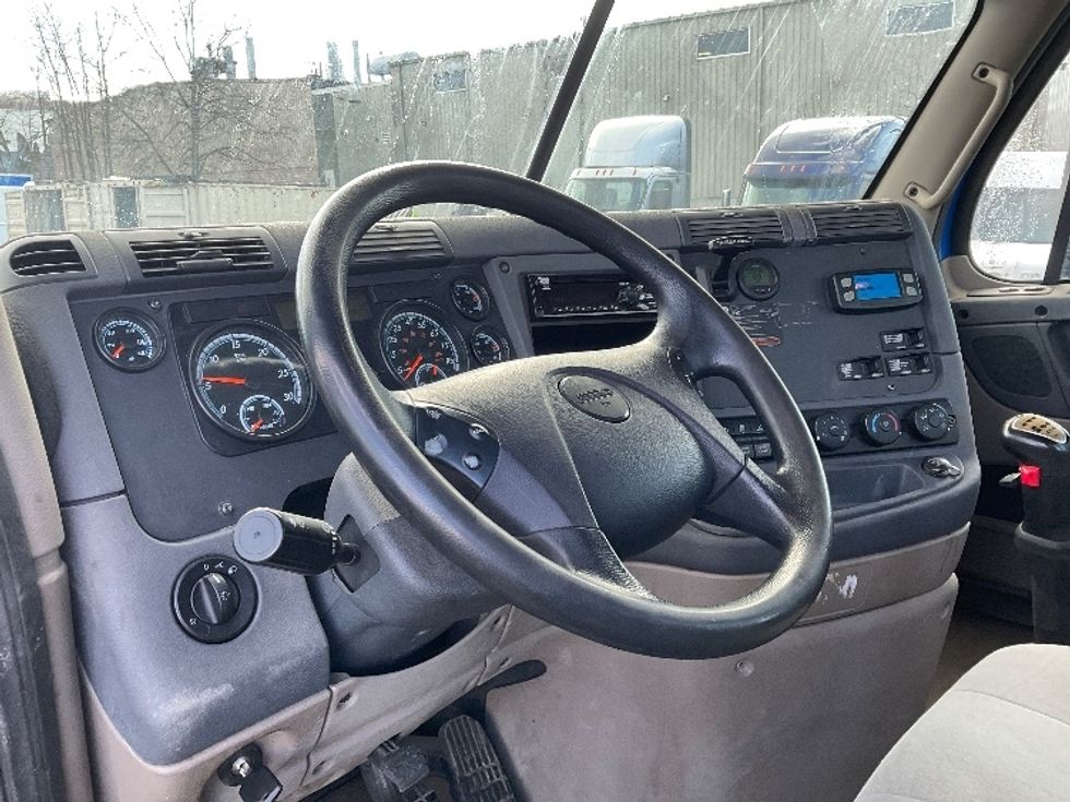 2020 Freightliner Cascadia 125" Sleeper Cab photo 11