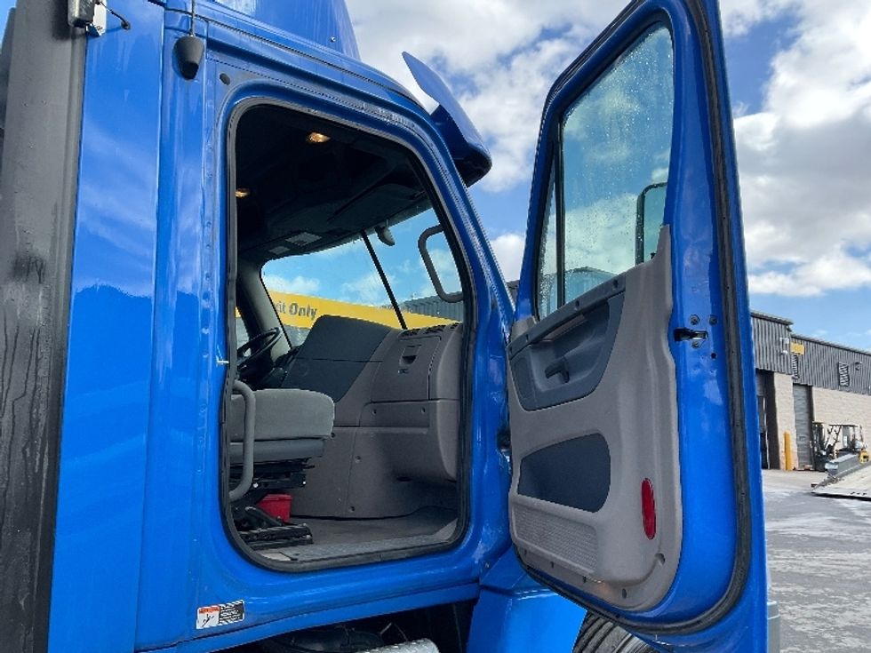 2020 Freightliner Cascadia 125" Sleeper Cab photo 12