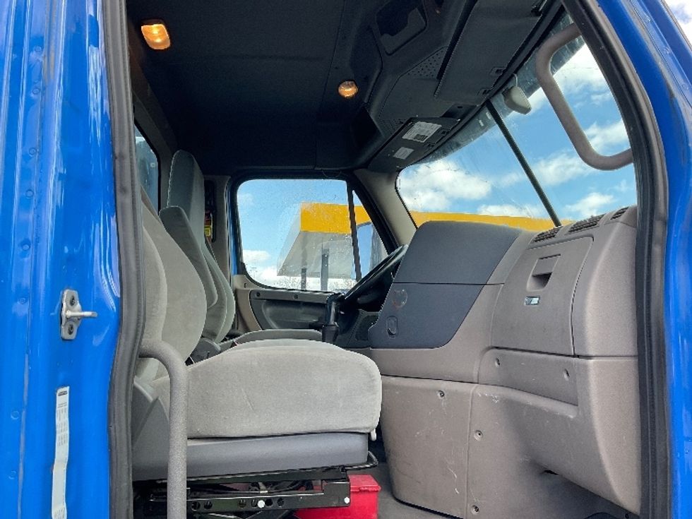 2020 Freightliner Cascadia 125" Sleeper Cab photo 13