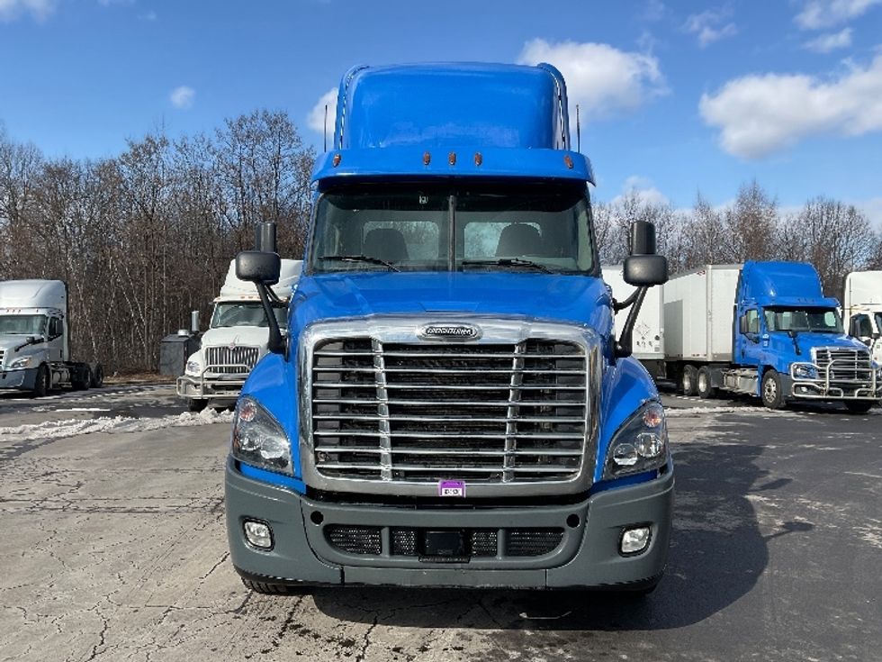 2020 Freightliner Cascadia 125" Sleeper Cab photo 2