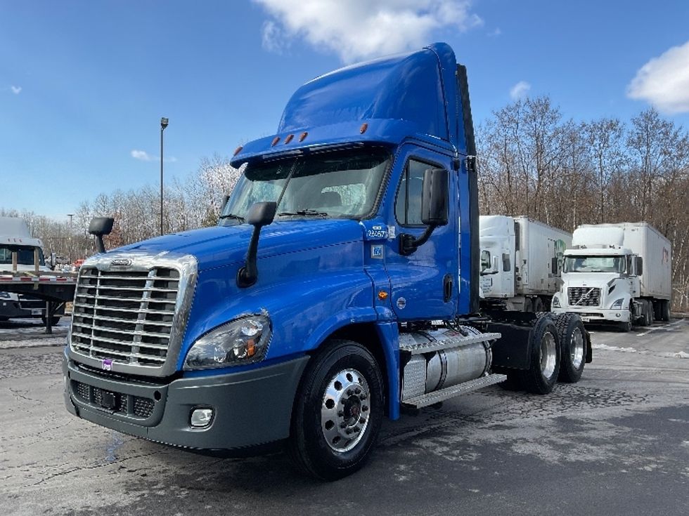 2020 Freightliner Cascadia 125" Sleeper Cab photo 3